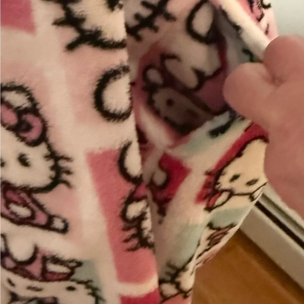 Hello Kitty Robe Womans S/M. Soft pretty colors with pockets on each side. - Picture 3 of 11